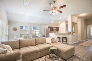 TV, tavolo da calcetto, studio