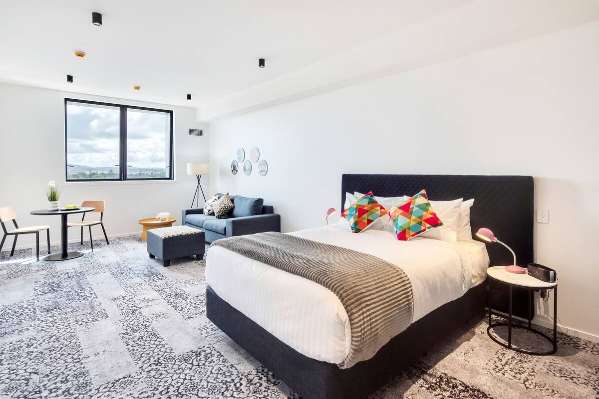 King Studio (With free secure parking) | Minibar, desk, soundproofing, iron/ironing board (on request)