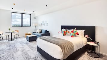 King Studio (With free secure parking) | Minibar, desk, soundproofing, iron/ironing board