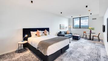 King Studio (With free secure parking) | Minibar, desk, soundproofing, iron/ironing board