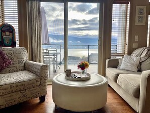 Smart-TV, Kamin, DVD-Player, Bücher