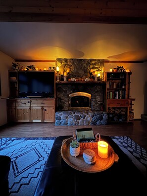 Interior - Riverfront Cabin! BBQ, HOT TUB, FIRE PIT, 4 BEDROOMS (Baring)