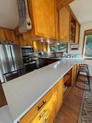 Fridge, microwave, oven, stovetop - Riverfront Cabin! BBQ, HOT TUB, FIRE PIT, 4 BEDROOMS (Baring)