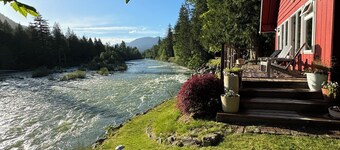 Riverfront Cabin! BBQ, HOT TUB, FIRE PIT, 4 BEDROOMS