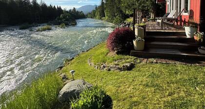 Riverfront Cabin! BBQ, HOT TUB, FIRE PIT, 4 BEDROOMS