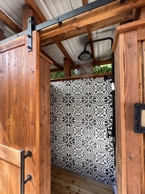 Shower, hair dryer, towels, soap - Riverfront Cabin! BBQ, HOT TUB, FIRE PIT, 4 BEDROOMS (Baring)