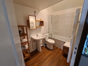 Baignoire, sĂšche-cheveux, serviettes fournies