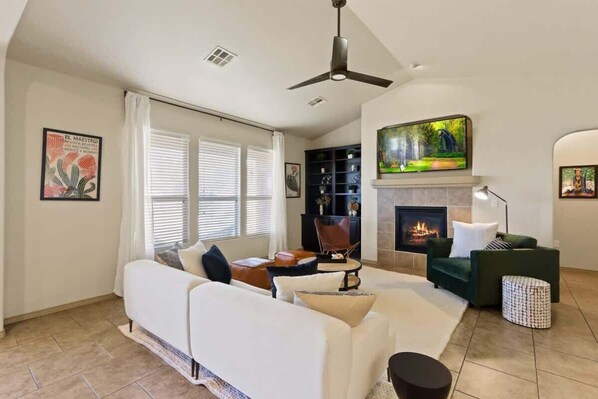 TV, fireplace - Stylish & Comfy House with Backyard and Parking (Las Cruces)