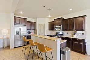 Private kitchen - Stylish & Comfy House with Backyard and Parking (Las Cruces)