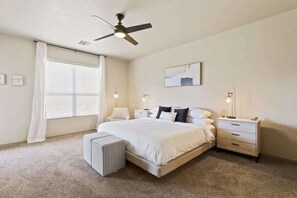 3 bedrooms, WiFi - Stylish & Comfy House with Backyard and Parking (Las Cruces)