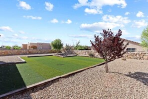 Property grounds - Stylish & Comfy House with Backyard and Parking (Las Cruces)