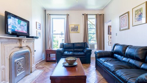 1 1/2 bedroom apartment just 4 minutes drive to Barclays Center Brooklyn