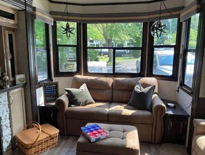 Smart-TV, Kamin, Videospiele, DVD-Player