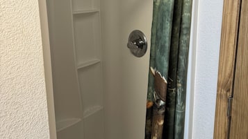 Douche, serviettes fournies, savon, papier toilette