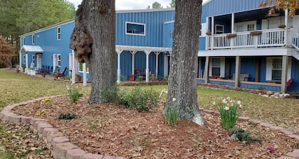 Stay 'n' Play
Upstairs 2 Bedroom Apartment 1/4 mile from Houston County Lake