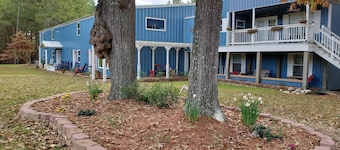 Stay 'n' Play
Upstairs 2 Bedroom Apartment 1/4 mile from Houston County Lake