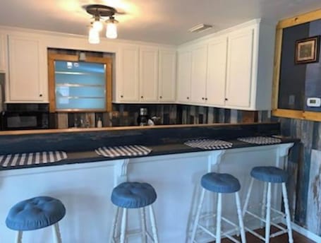 Dining. Stay 'n' Play
Upstairs 2 Bedroom Apartment 1/4 mile from Houston County Lake
