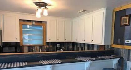 Stay 'n' Play
Upstairs 2 Bedroom Apartment 1/4 mile from Houston County Lake