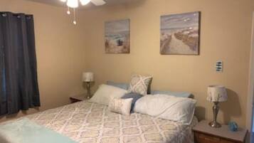 2 Schlafzimmer, Schreibtisch, Bügeleisen/Bügelbrett, Reisekinderbett