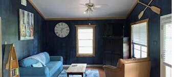 Stay 'n' Play
Upstairs 2 Bedroom Apartment 1/4 mile from Houston County Lake