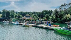 Un quai avec des bateaux et un bâtiment doté d’un toit végétalisé.