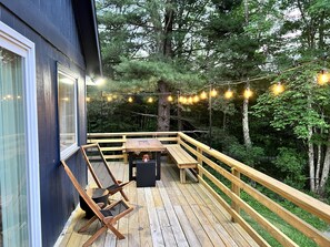 Outdoor dining - The Modern Smart Chalet near Hunter and Windham (East Jewett)