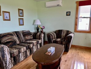 ดีลักซ์คอทเทจ | บริเวณนั่งเล่น | ทีวีจอแบน 45 นิ้ว พร้อมช่องดาวเทียม, ทีวี