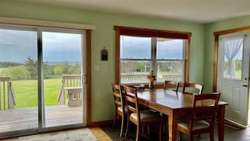 Deluxe Cottage | In-room dining