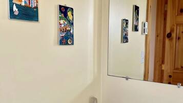 Deluxe-mökki | Kylpyhuone | Erillinen kylpyamme ja suihku, hiustenkuivaaja, pyyhkeet, saippua