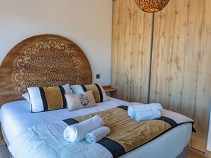 4 bedrooms, iron/ironing board, travel cot, WiFi