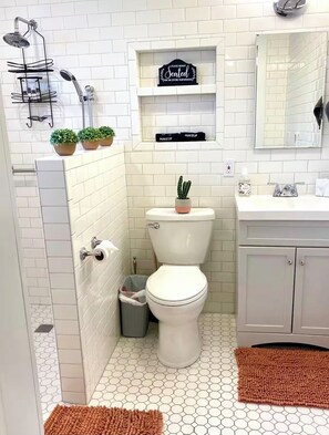 Combined shower/bathtub, hair dryer, towels, soap