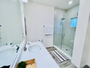 Combined shower/bathtub, hair dryer, towels, soap - The House @ Perdido - Gulf of Mexico /beaches /golf /2 pools / townhouse (Pensacola)
