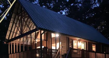Newly furnished beautiful cabin with an access to Lake Hartwell