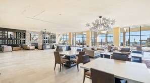 Coin salon dans le hall