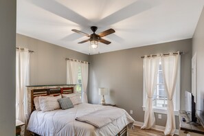 3 bedrooms, desk, iron/ironing board, free WiFi - Royal Cottage! (Jackson)