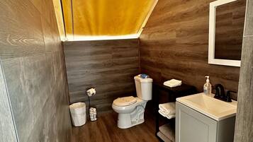 Glamping Tent - Includes sink & toilet / No shower | Bathroom | Towels