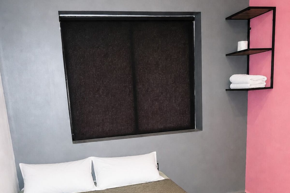 Executive Single Room, 1 Queen Bed, Kitchenette | Minibar, WiFi (free), bed sheets