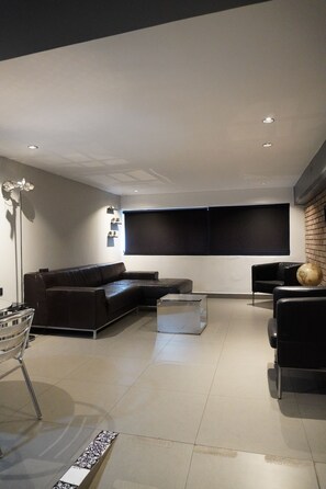 Executive-Studio, 1 Queen-Bett, Kochnische, Stadtblick | Wohnbereich | 30-Zoll-Smart-TV mit Satellitenempfang, Fernseher