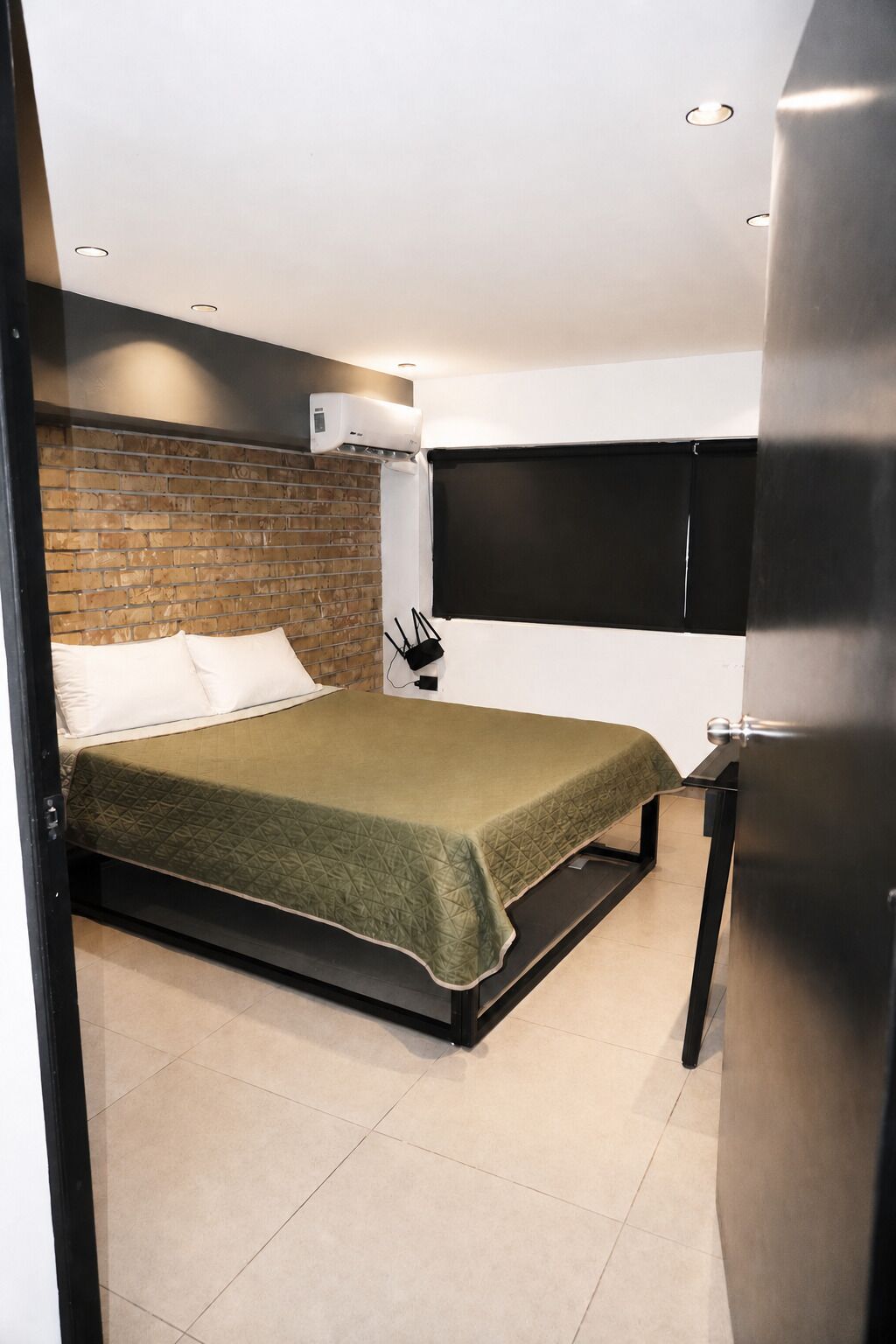Executive Studio, 1 Queen Bed, Kitchenette, City View | Minibar, WiFi (free), bed sheets