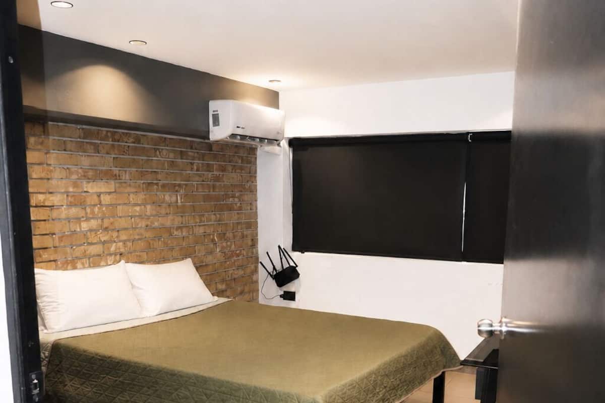 Executive Studio, 1 Queen Bed, Kitchenette, City View | Minibar, WiFi (free), bed sheets