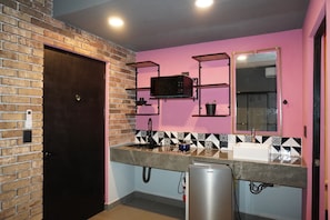 Executive Single Room, 1 Queen Bed, Kitchenette | Private kitchenette | Mini-fridge, microwave, cookware/dishes/utensils - Estudios amueblados y equipados con cocineta en ubicación Céntrica MTY (Monterrey)