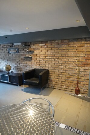 Executive-Studio, 1 Queen-Bett, Kochnische, Stadtblick | Wohnbereich | 30-Zoll-Smart-TV mit Satellitenempfang, Fernseher