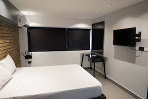 Executive Studio, 1 Queen Bed, Kitchenette, City View | Minibar, free WiFi, bed sheets
