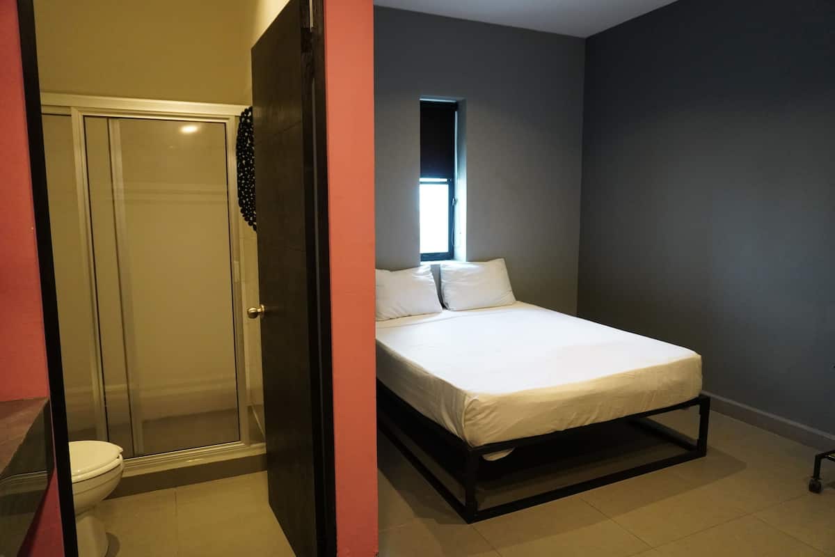 Executive Single Room, 1 Queen Bed, Kitchenette | Minibar, free WiFi, bed sheets
