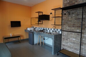 Executive Double Room, 2 Queen Beds, Kitchenette | Private kitchenette - Estudios amueblados y equipados con cocineta en ubicación Céntrica MTY (Monterrey)