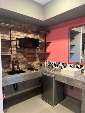 Executive Double Room, 2 Queen Beds, Kitchenette | Private kitchen | Mini-fridge, microwave, cookware/dishes/utensils - Estudios amueblados y equipados con cocineta en ubicación Céntrica MTY (Monterrey)