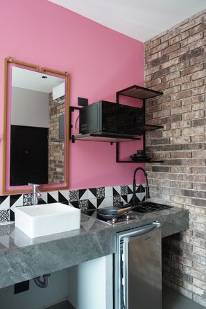 Chambre simple exécutive, 1 grand lit, cuisinette | Cuisinette privée | Mini-réfrigérateur, four à micro-ondes, vaisselle et ustensiles