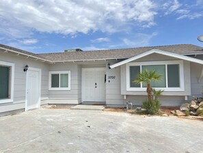 Exterior - 3 bedroom 2 bath with above ground pool (Las Vegas)
