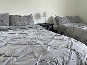 4 bedrooms, free WiFi, bed sheets, wheelchair access - 3 bedroom 2 bath with above ground pool (Las Vegas)