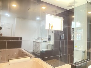 Combined shower/tub, jetted tub, hair dryer, soap - 3 bedroom 2 bath with above ground pool (Las Vegas)
